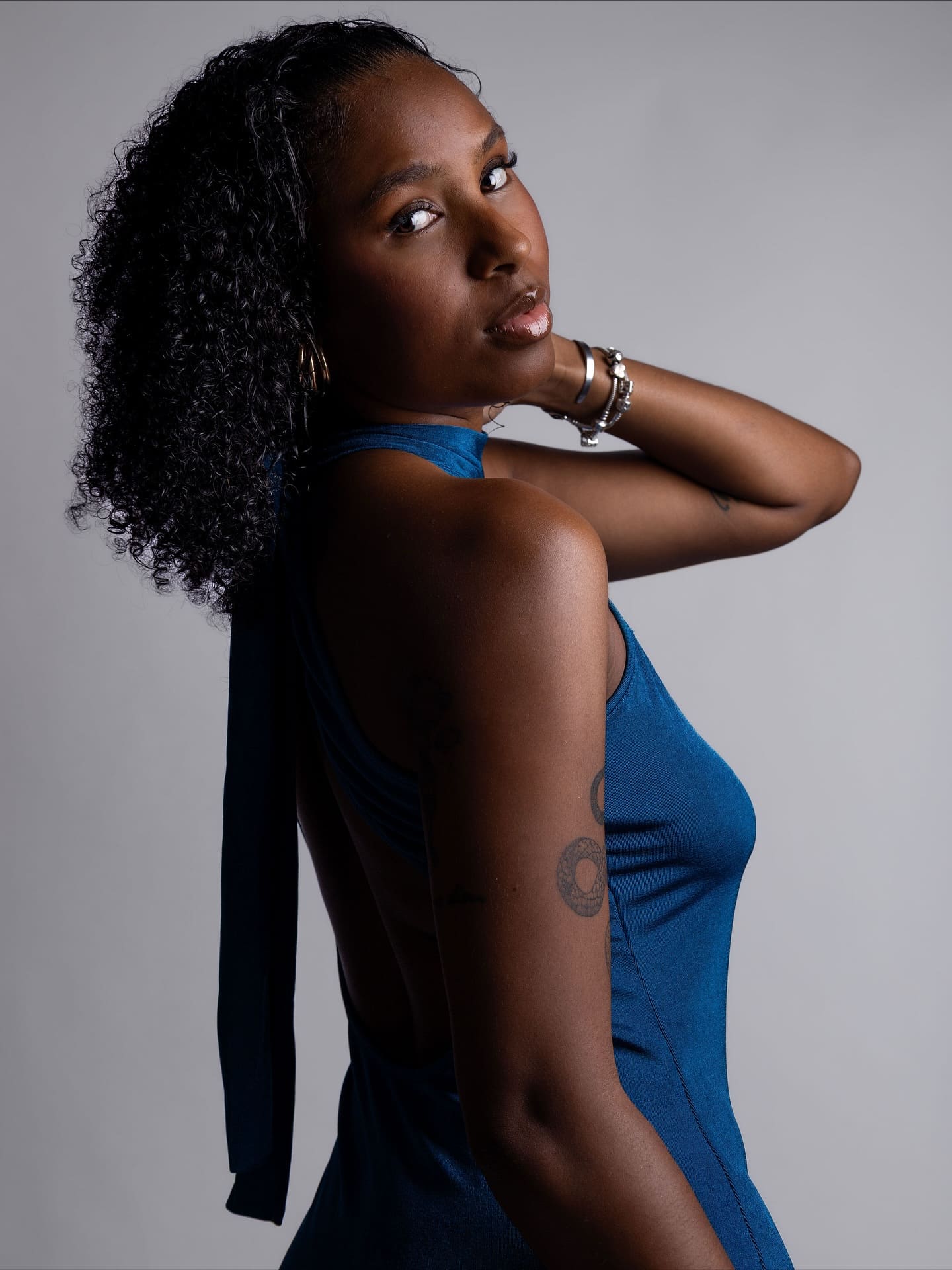Retrato editorial de vestido azul