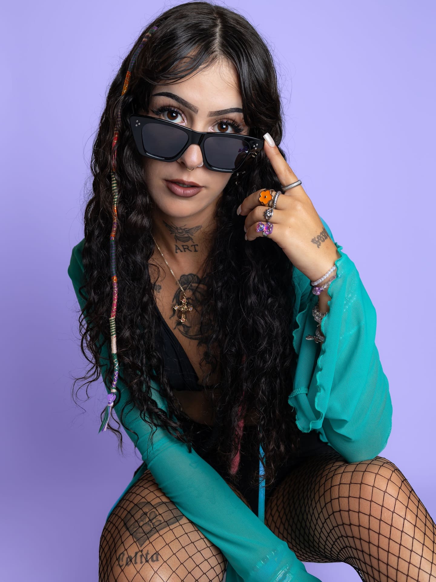 Retrato editorial em tons de violeta