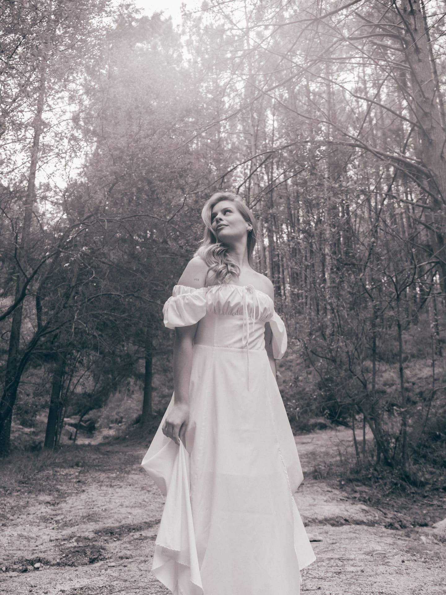 Noiva em vestido longo entre árvores, fotografia de casamento editorial