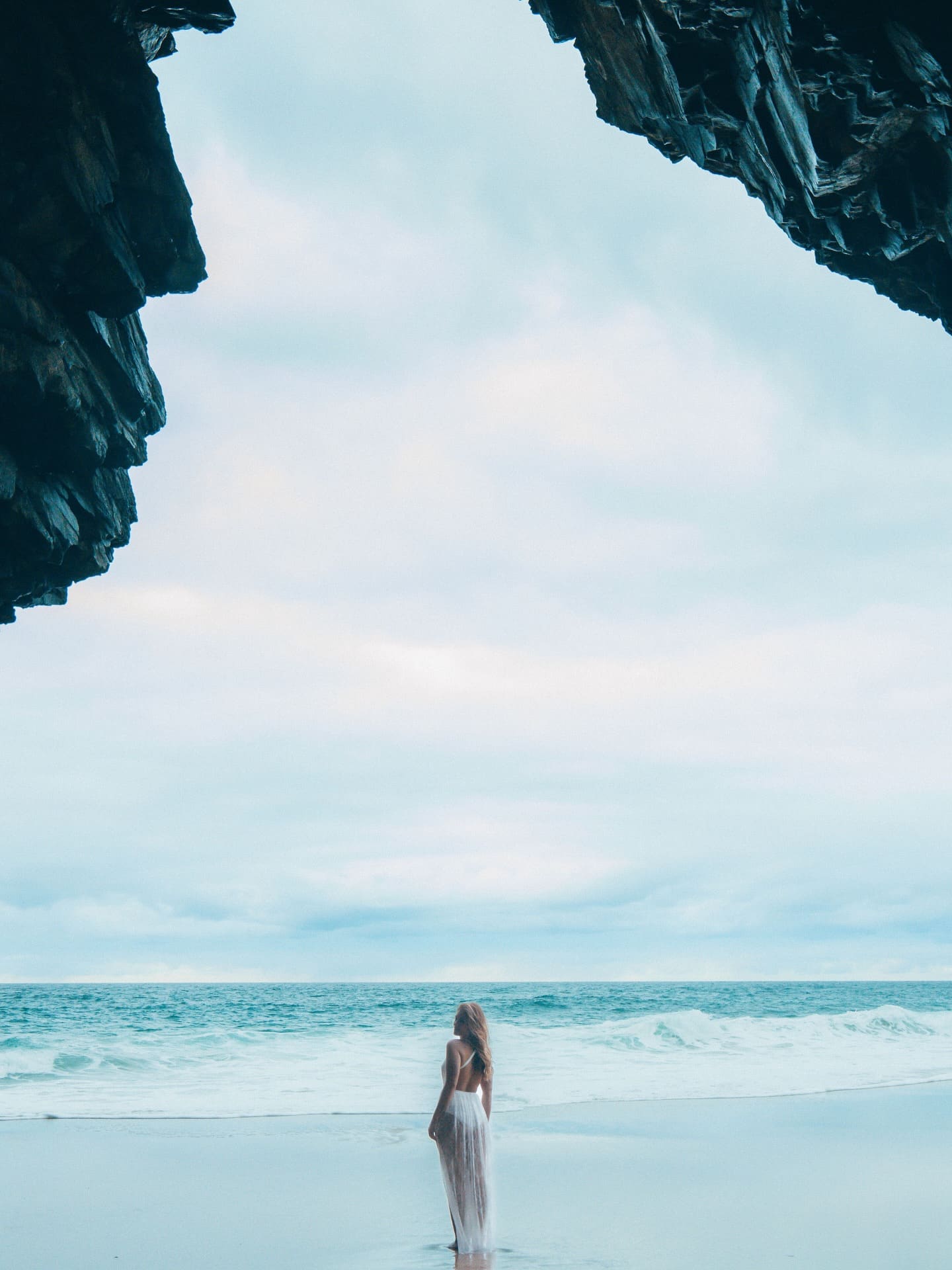 Vestido de noiva a esvoaçar numa praia ao final do dia — fotografia editorial NEBULA